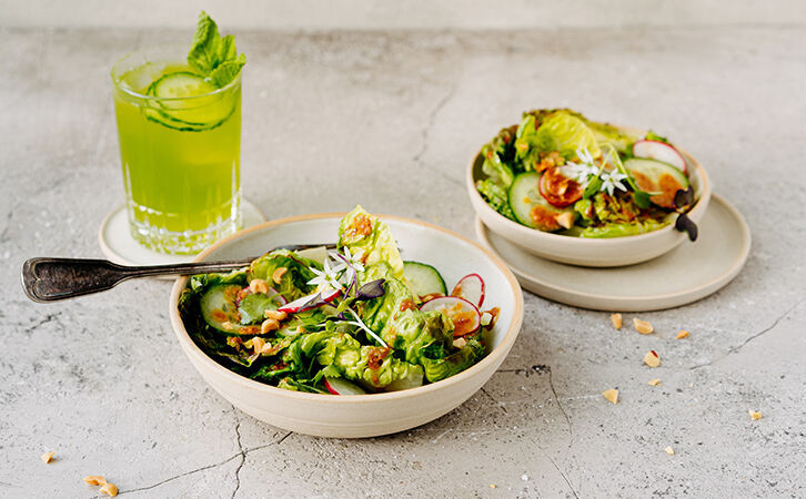 Ideal for summer nights: A spicy Thai peanut salad and fresh, sour mocktail